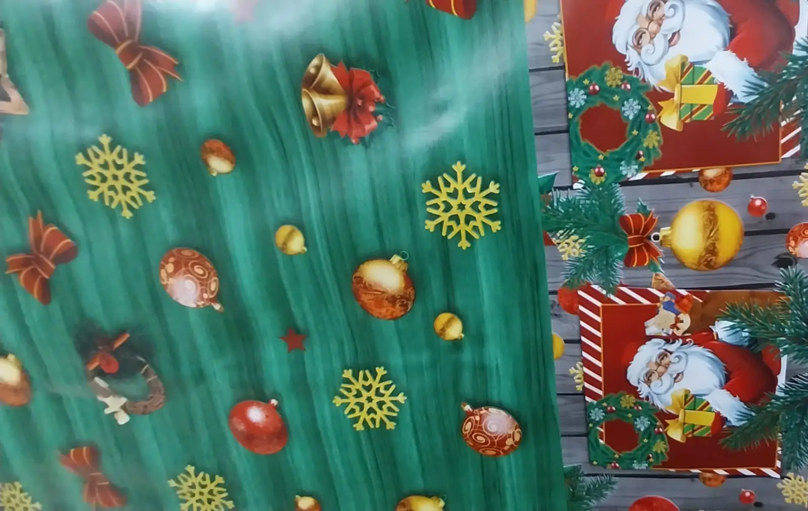 Estantes con telas de colores y texturas variadas