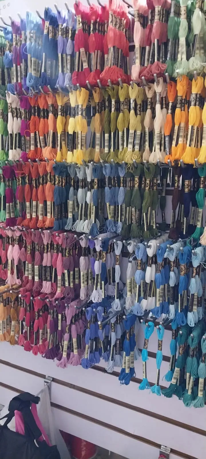 Hilos, lanas y materiales para manualidades