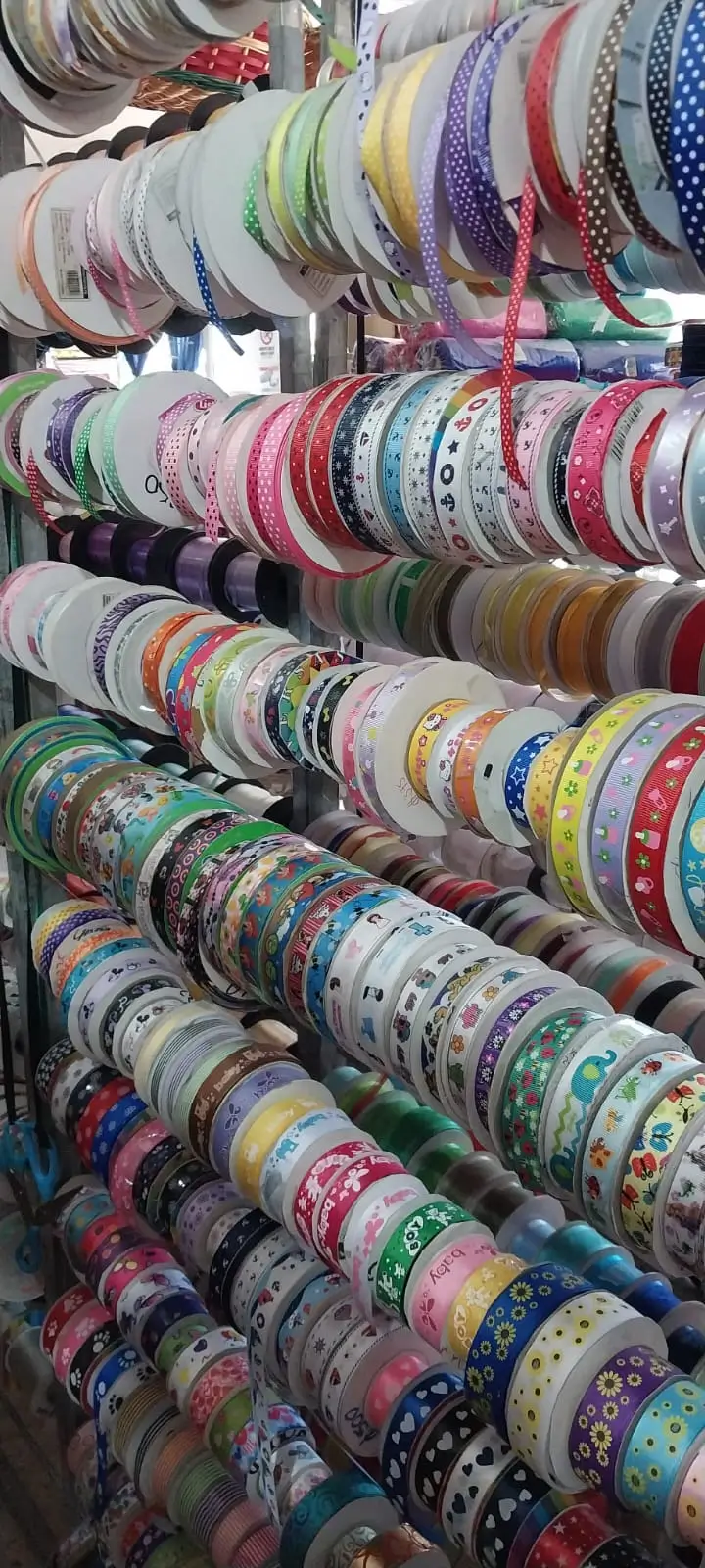 Sección de foams y fieltros de diferentes colores